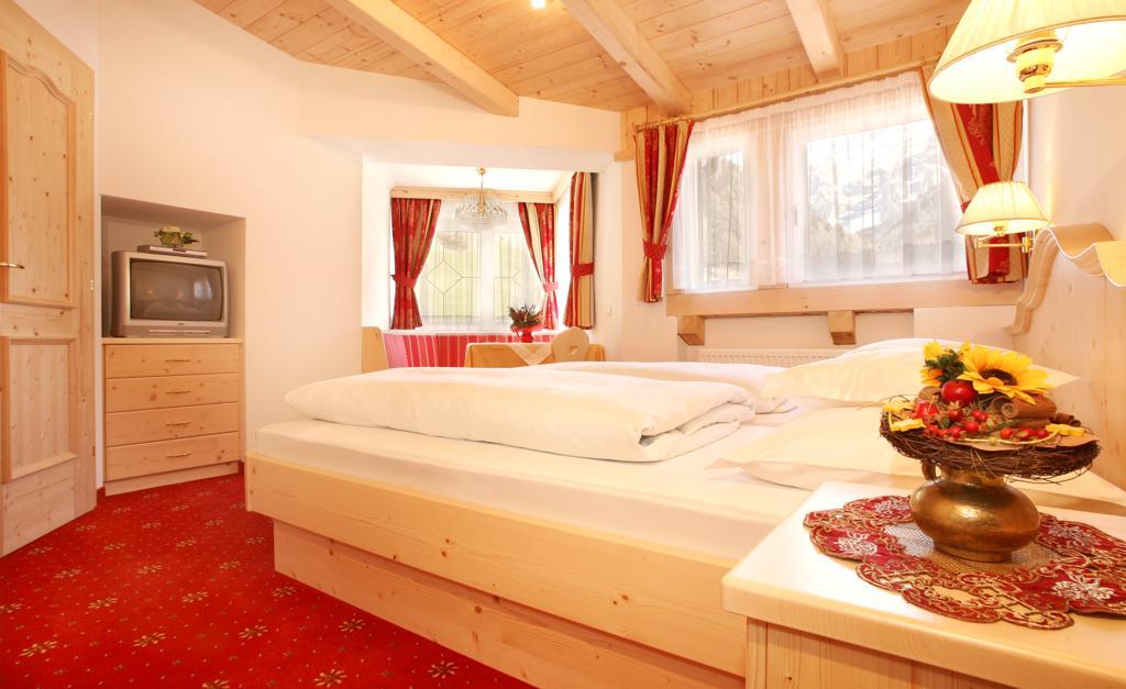 Garni B&B Schenk Selva di Val Gardena Room photo